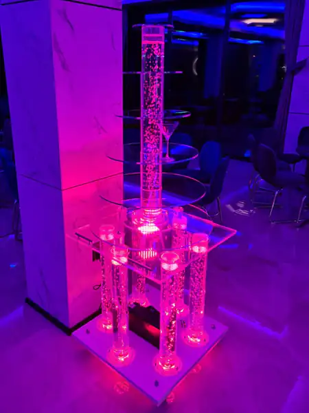 Okrugla šampanjac fontana - bočni prikaz