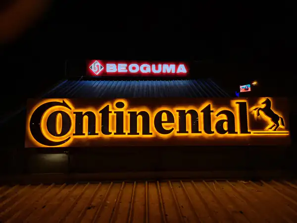 Slova od klirita sa pozadinskom rasvetom