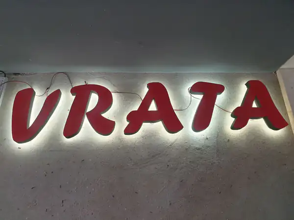 Slova od stirodura sa pozadinskom rasvetom