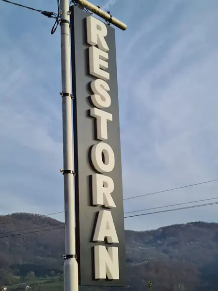 3D svetleća slova na alubond pozadini